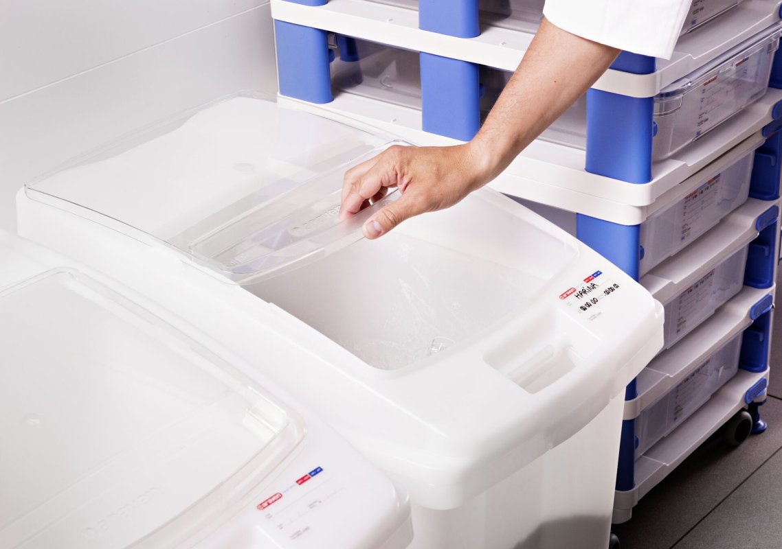 Behälter auf Rollen mit Schiebedeckel (1)