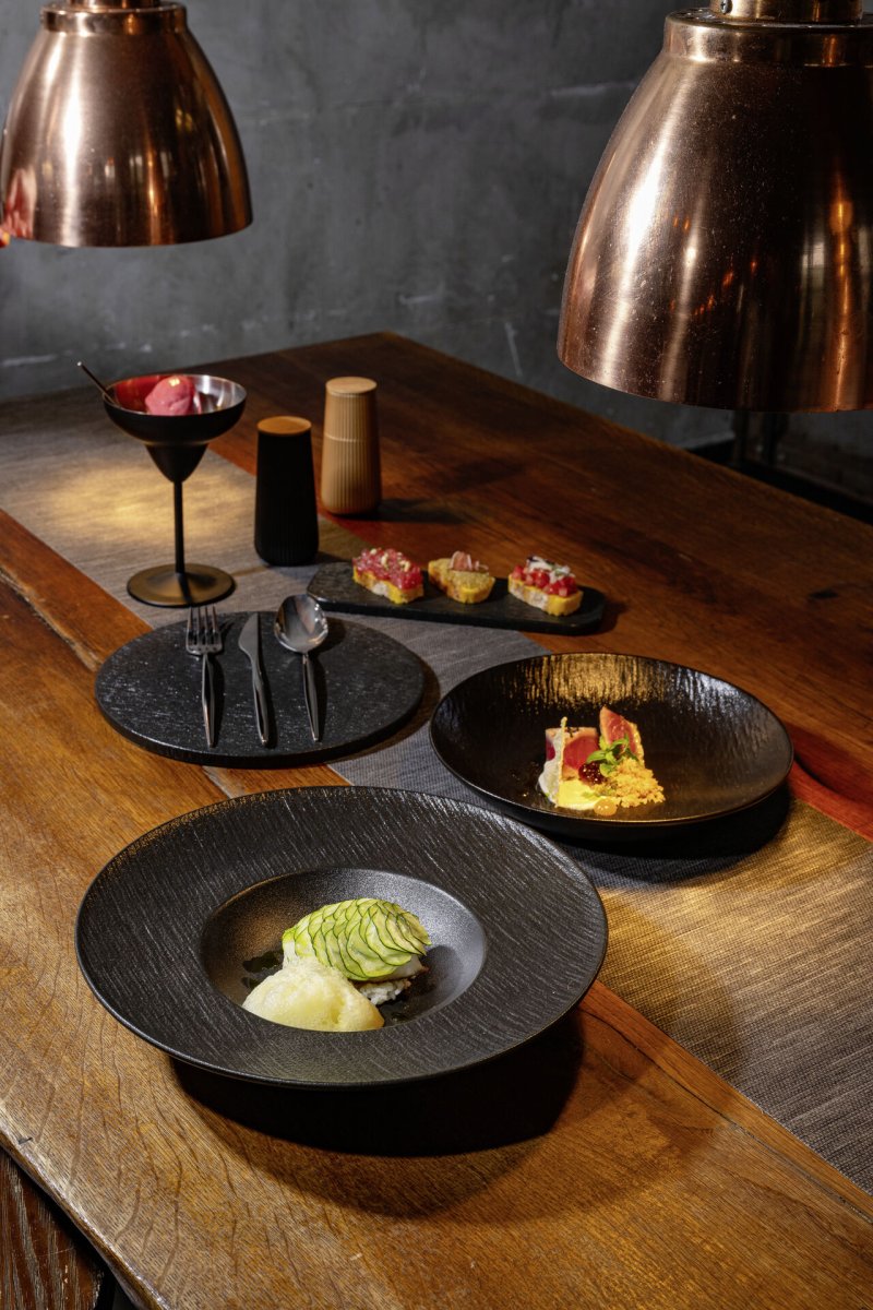 Porzellanserie "Lavanit" schwarz Pastateller (4)